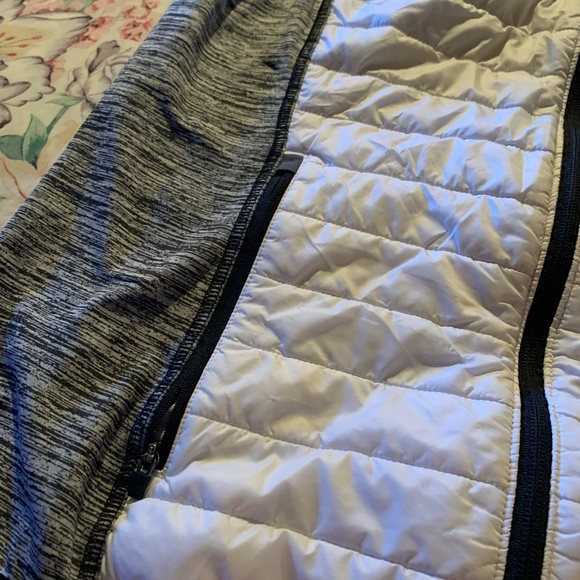 Eddie Bauer Women's Quilted Vest in White and Gray - Picture 2 of 7